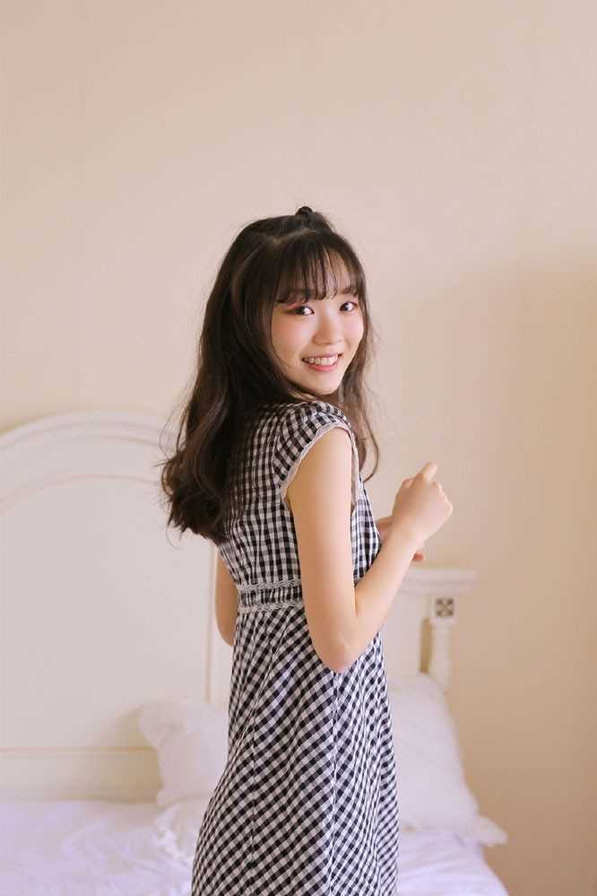 精选甜美女孩私房床上撩裙萝莉诱惑图册