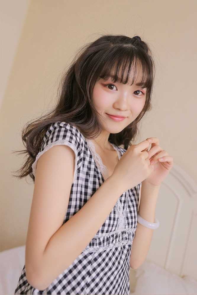 精选甜美女孩私房床上撩裙萝莉诱惑图册