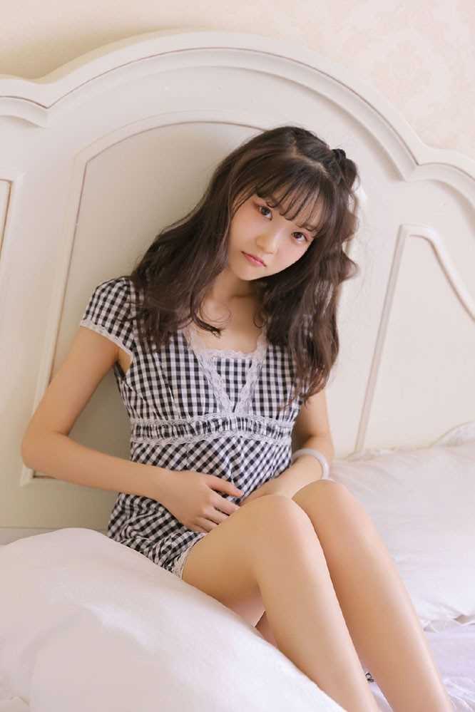 精选甜美女孩私房床上撩裙萝莉诱惑图册