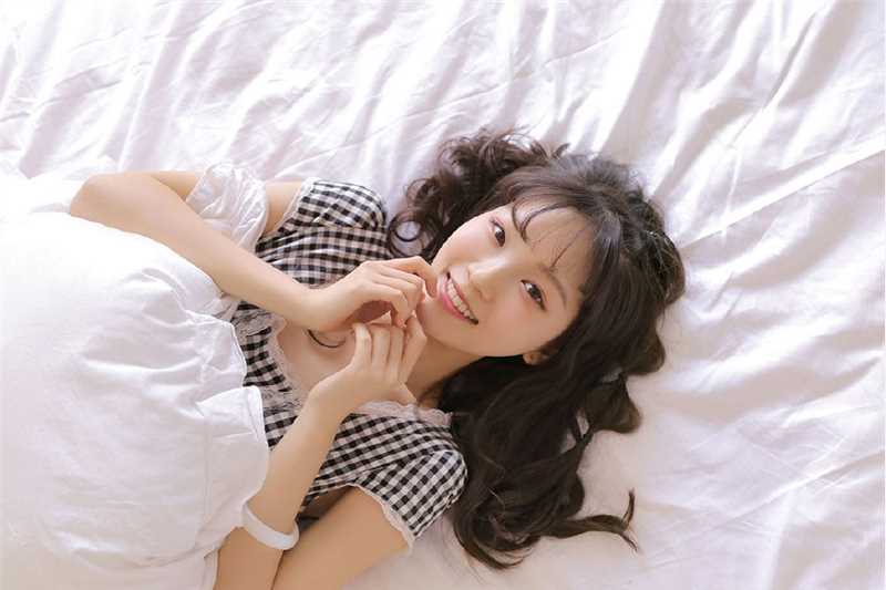 精选甜美女孩私房床上撩裙萝莉诱惑图册