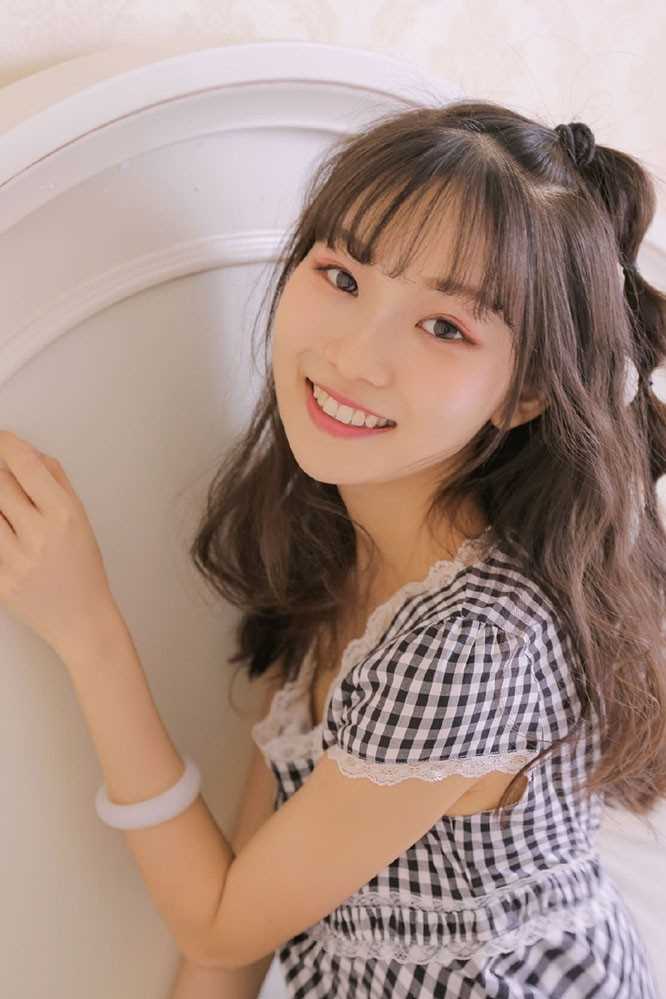 精选甜美女孩私房床上撩裙萝莉诱惑图册