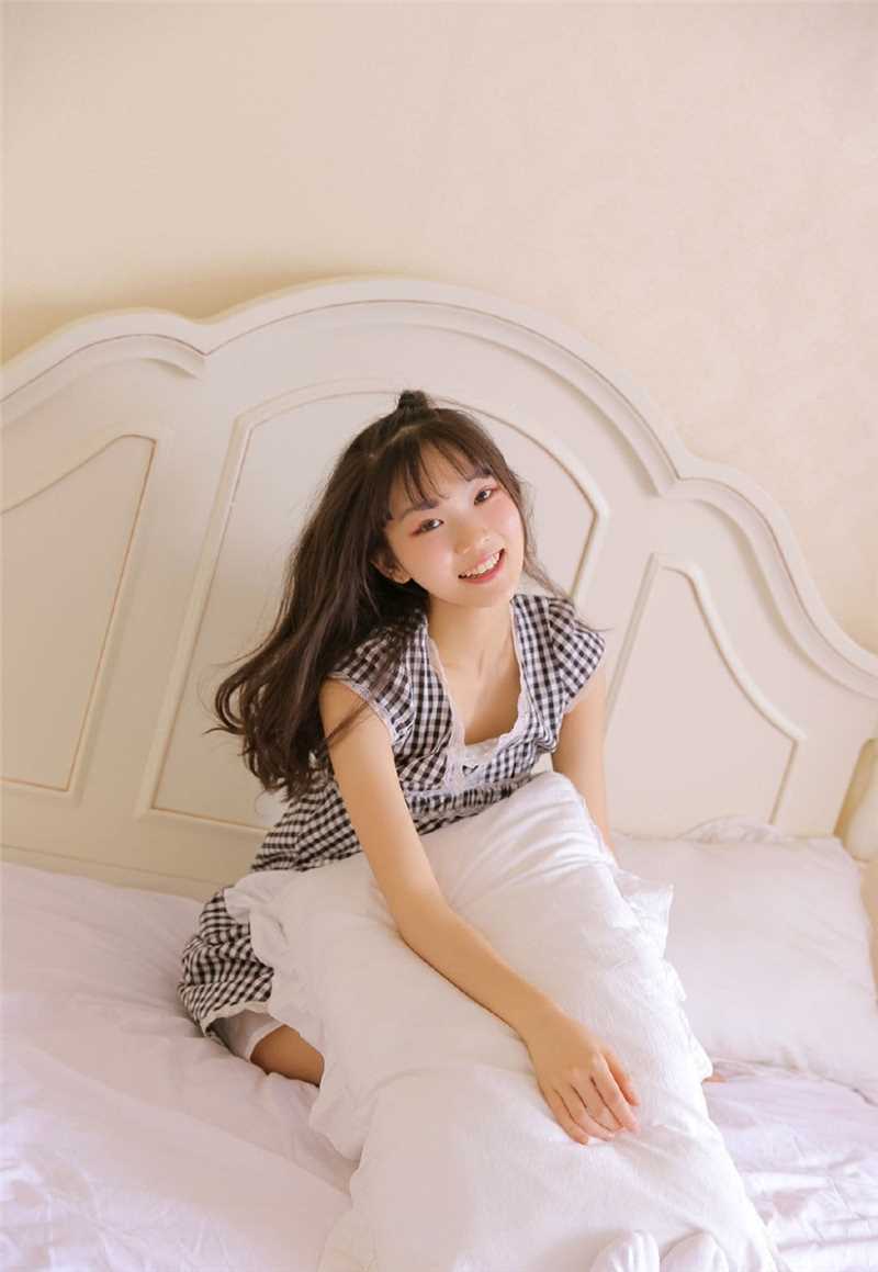 精选甜美女孩私房床上撩裙萝莉诱惑图册