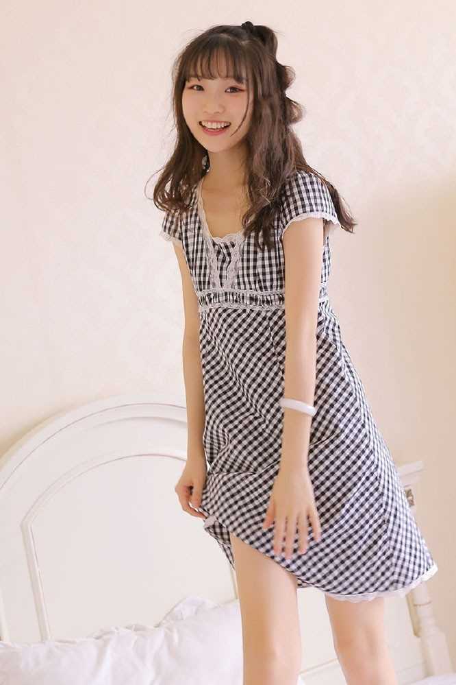 精选甜美女孩私房床上撩裙萝莉诱惑图册