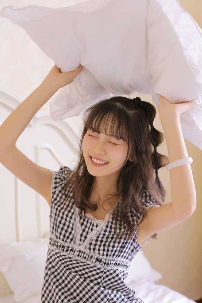 精选甜美女孩私房床上撩裙萝莉诱惑图册