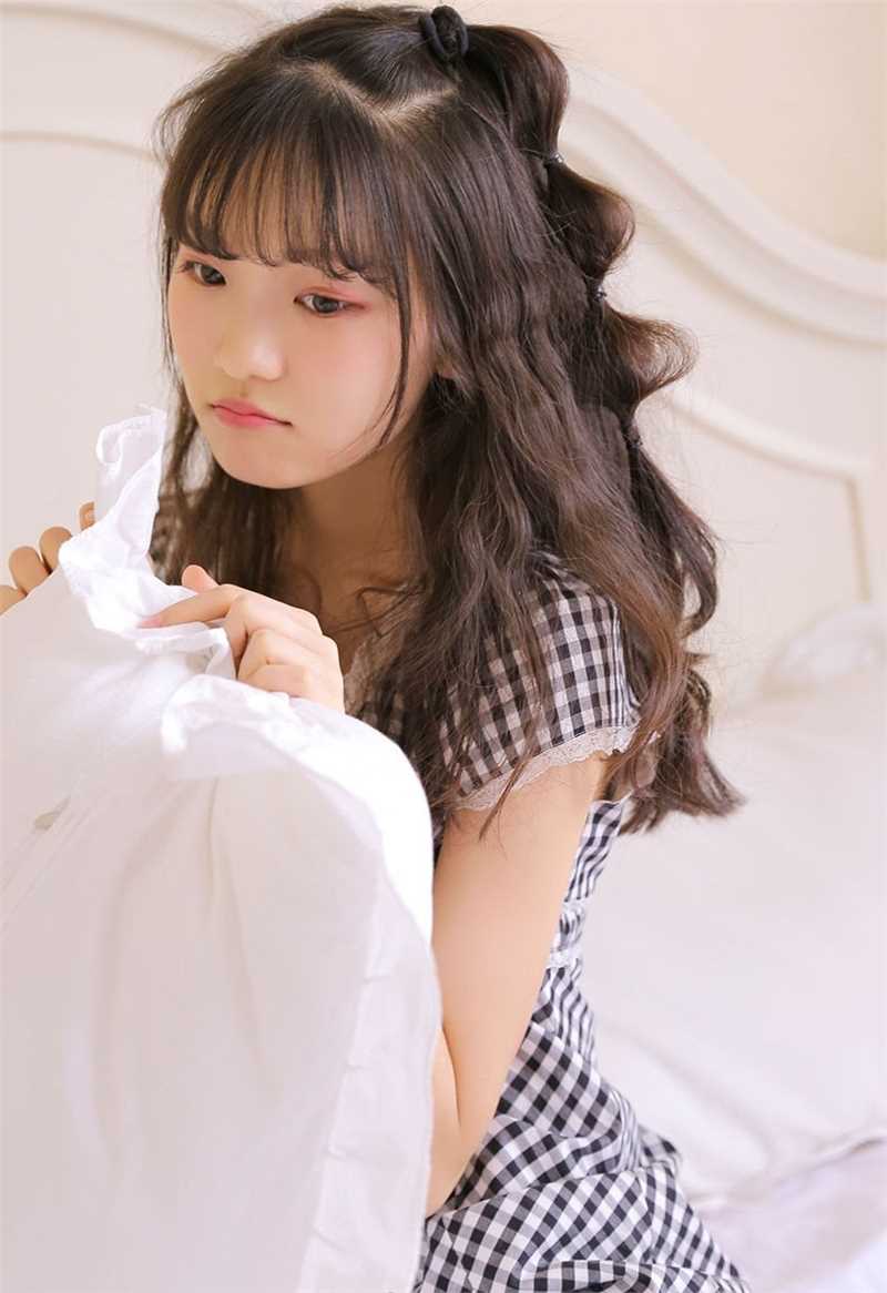 精选甜美女孩私房床上撩裙萝莉诱惑图册