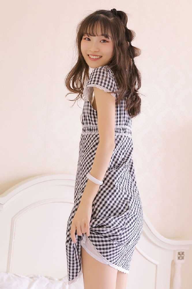 精选甜美女孩私房床上撩裙萝莉诱惑图册