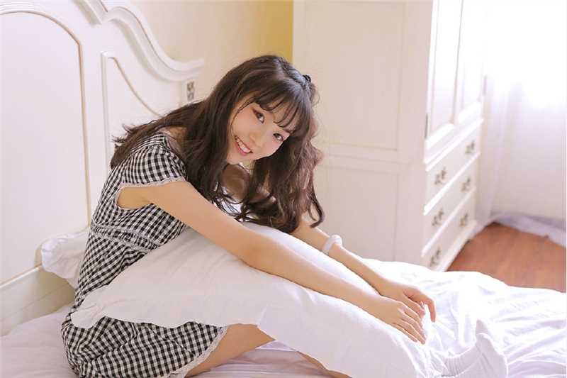 精选甜美女孩私房床上撩裙萝莉诱惑图册