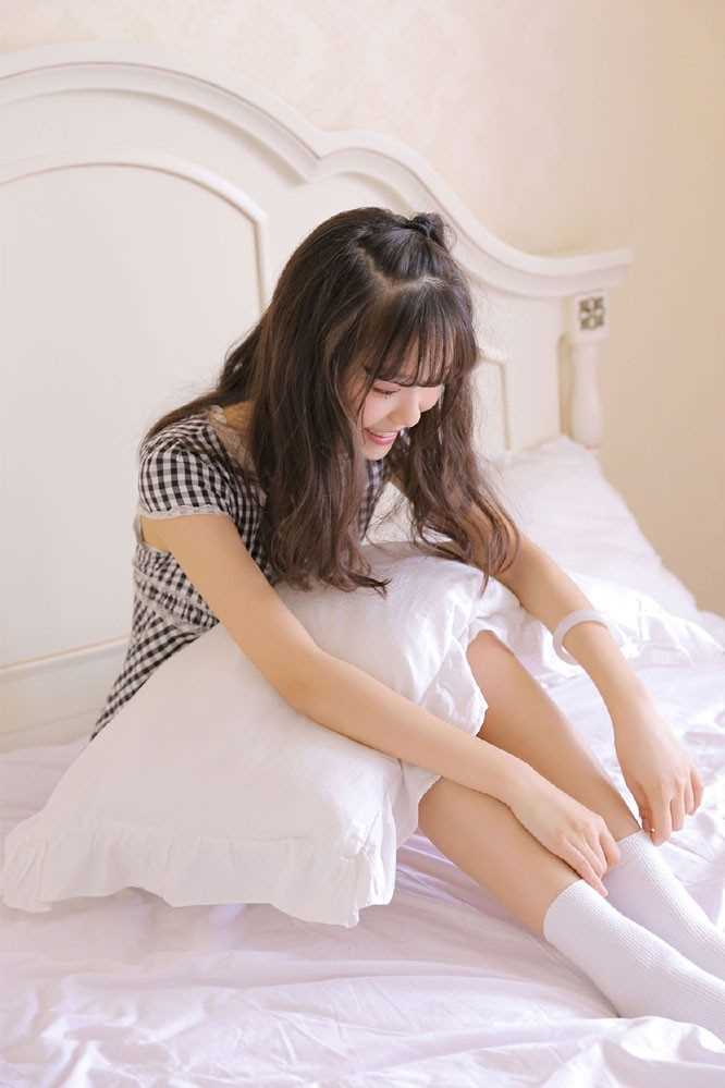 精选甜美女孩私房床上撩裙萝莉诱惑图册