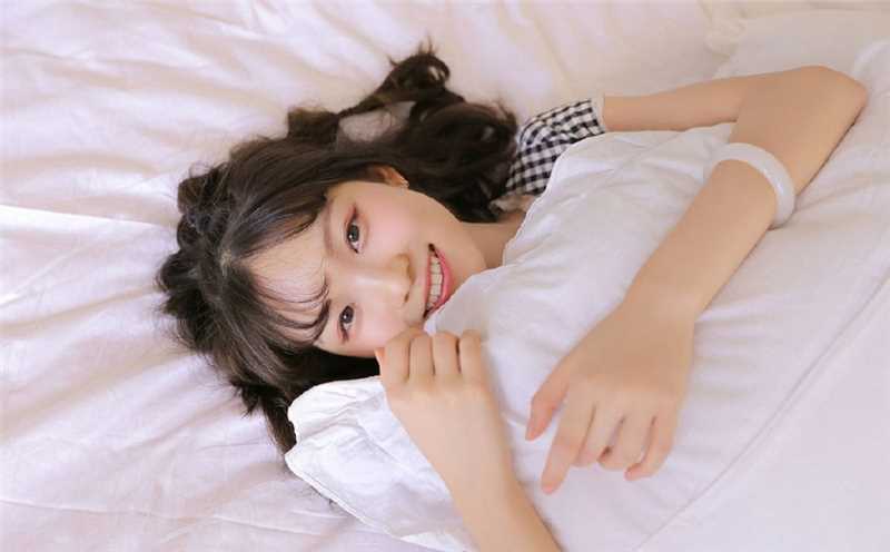 精选甜美女孩私房床上撩裙萝莉诱惑图册