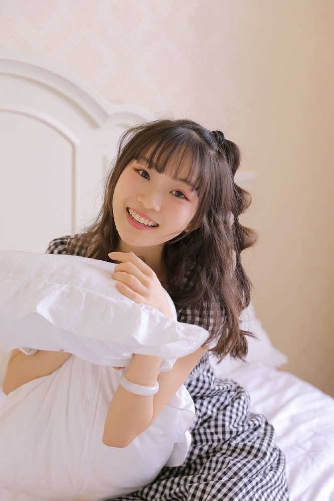 精选甜美女孩私房床上撩裙萝莉诱惑图册