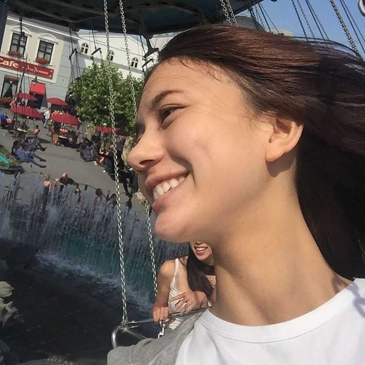 精选中德混血美女郑伊庭甜美生活照图册