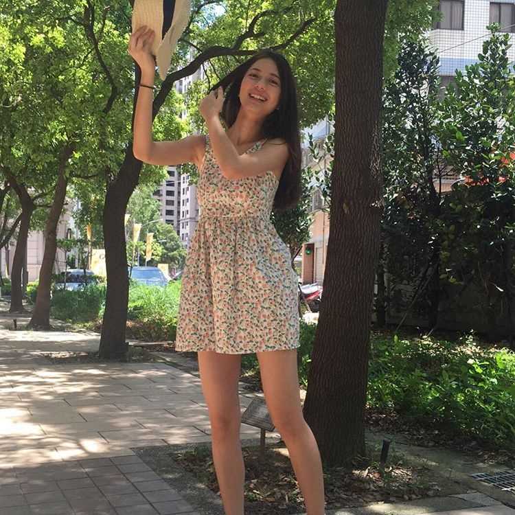 精选中德混血美女郑伊庭甜美生活照图册