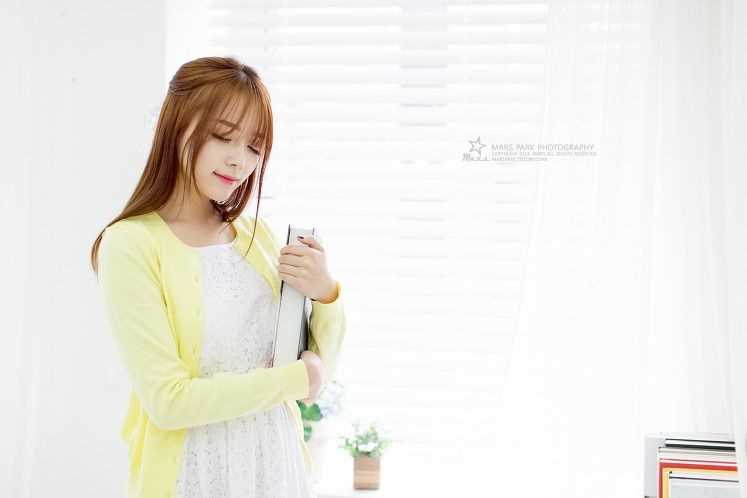 甜美女孩韩智妍会展气质迷人