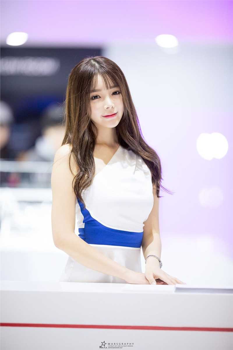 甜美女孩韩智妍会展气质迷人