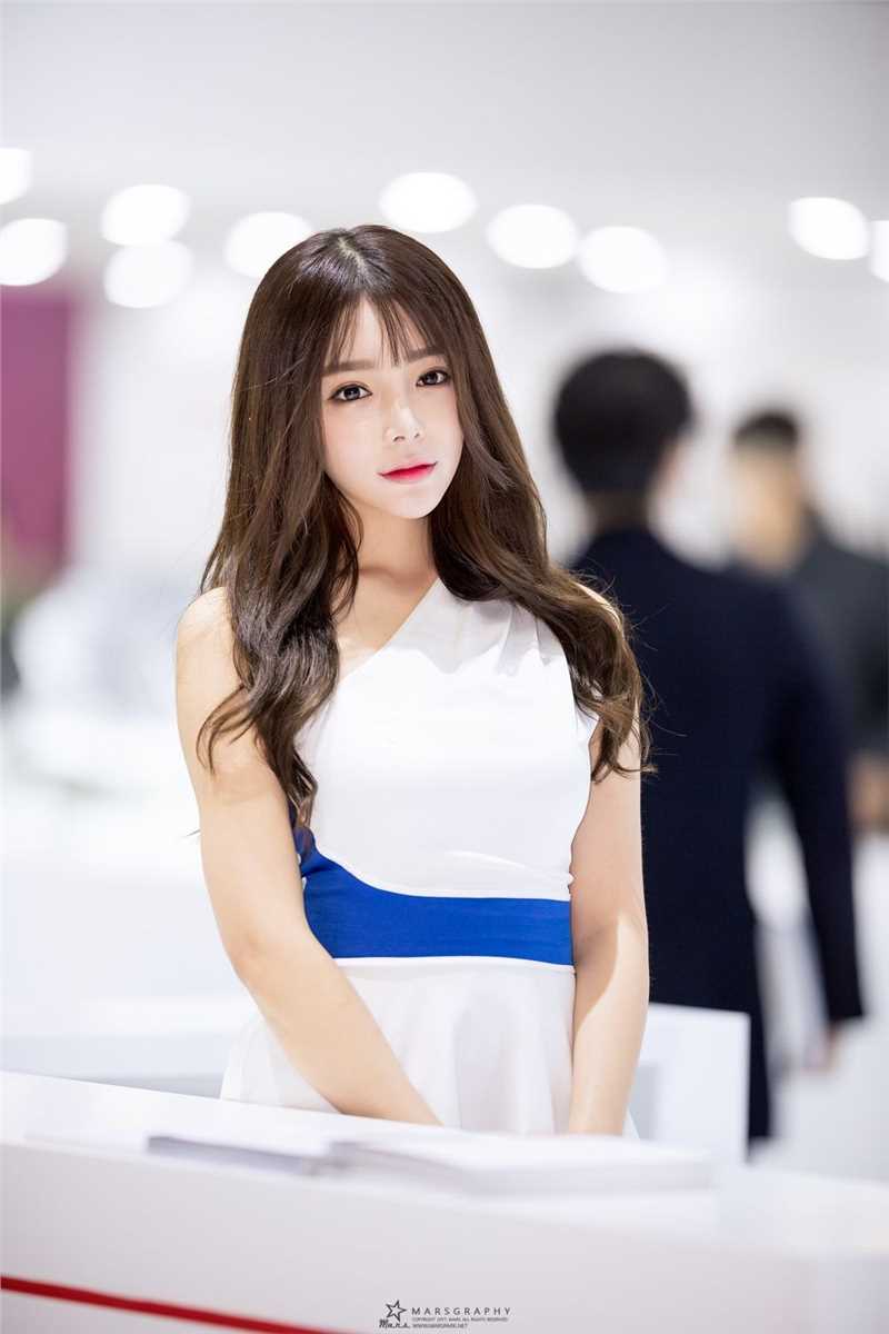 甜美女孩韩智妍会展气质迷人