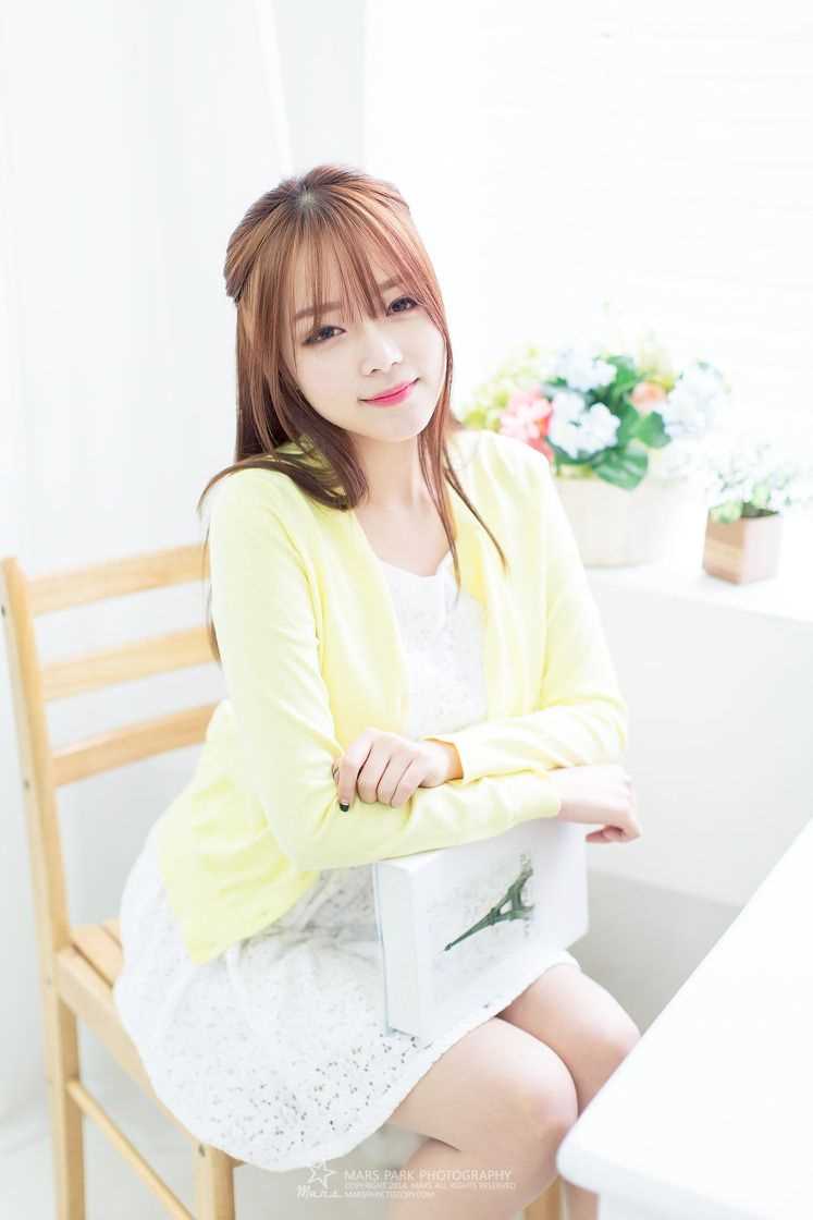 甜美女孩韩智妍会展气质迷人