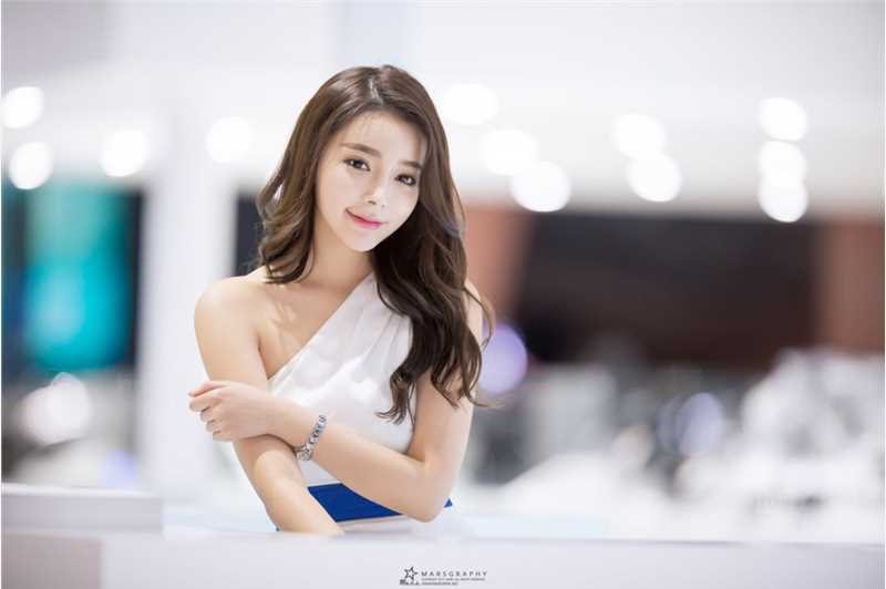 甜美女孩韩智妍会展气质迷人