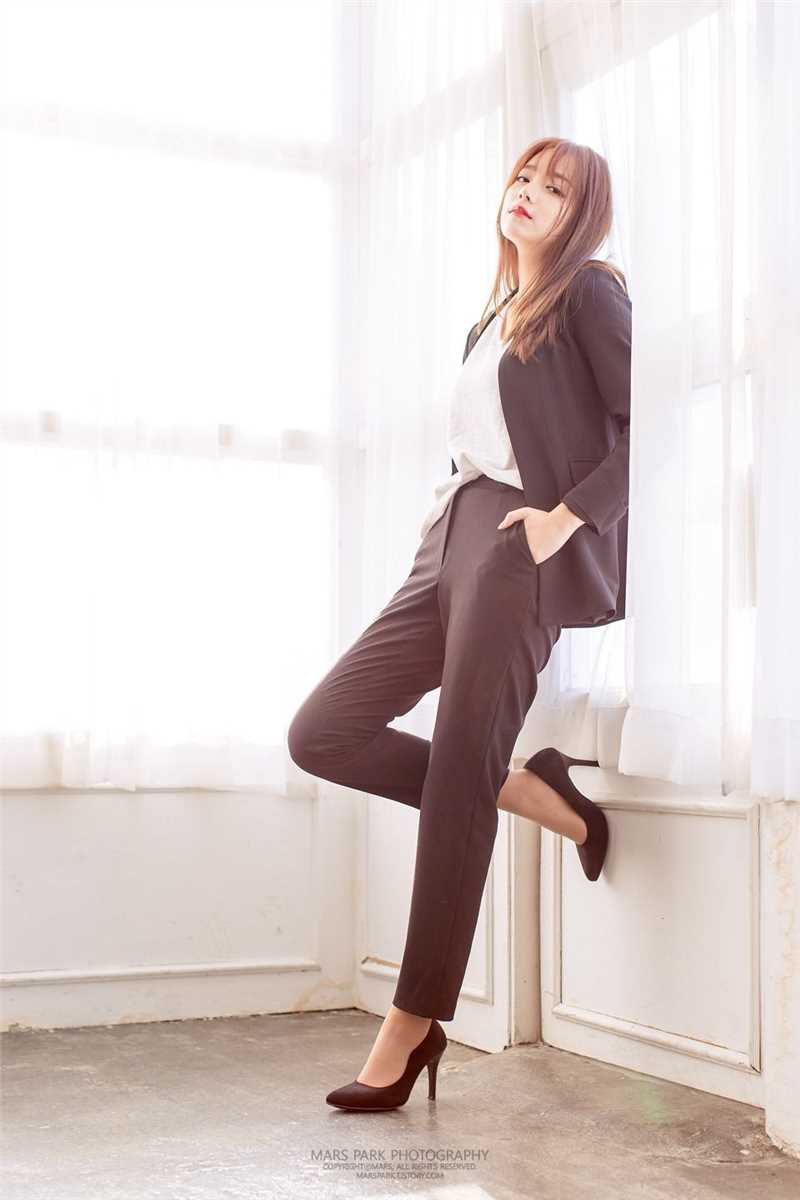 甜美女孩韩智妍会展气质迷人