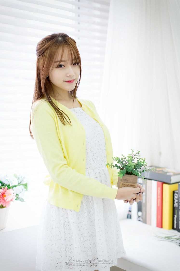 甜美女孩韩智妍会展气质迷人