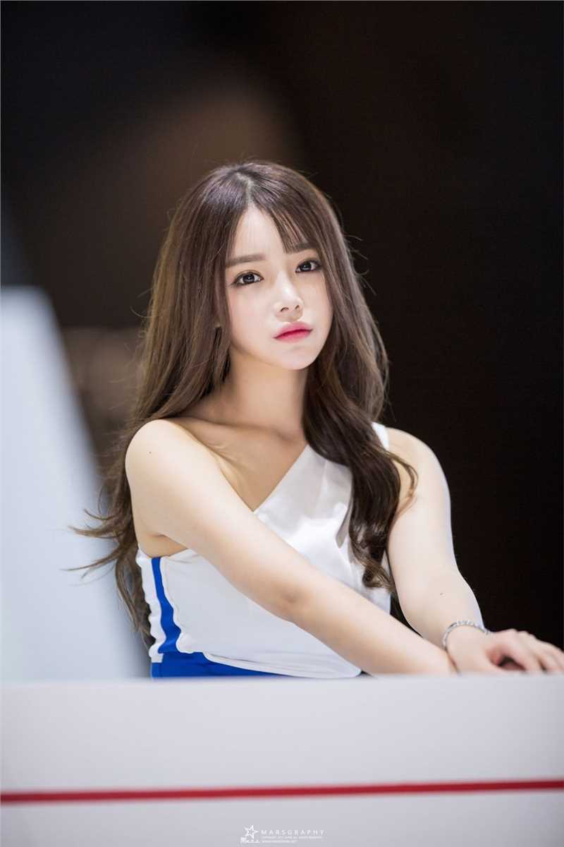 甜美女孩韩智妍会展气质迷人