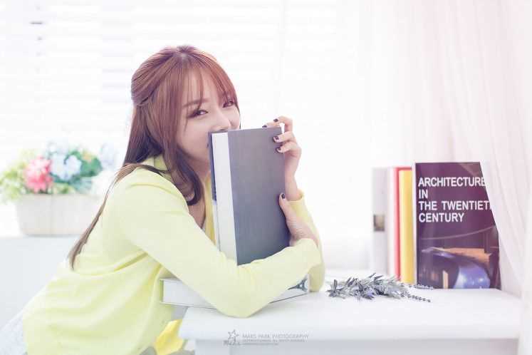 甜美女孩韩智妍会展气质迷人