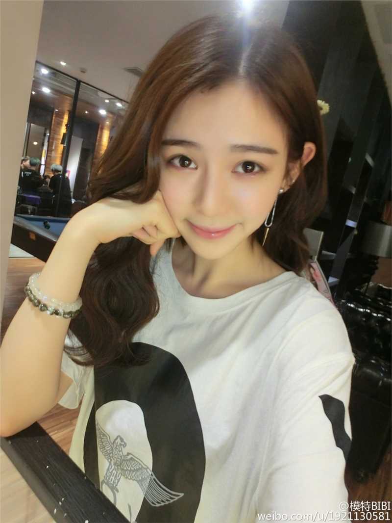 精选90后嫩模美女黃慧BIBI甜美图册