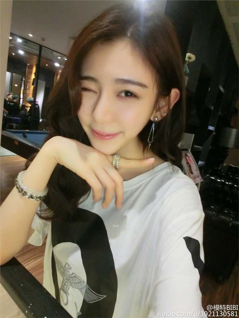 精选90后嫩模美女黃慧BIBI甜美图册