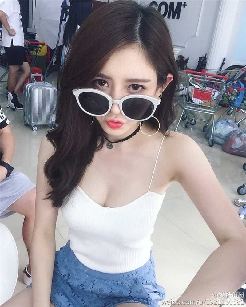 精选90后嫩模美女黃慧BIBI甜美图册