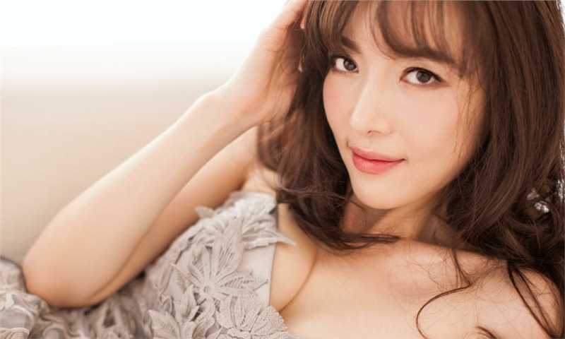 甜美白皙女星叶一云魅惑性感