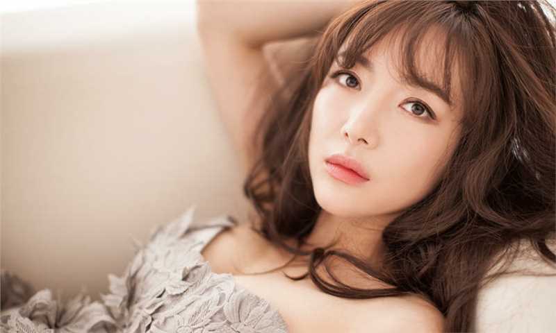 甜美白皙女星叶一云魅惑性感