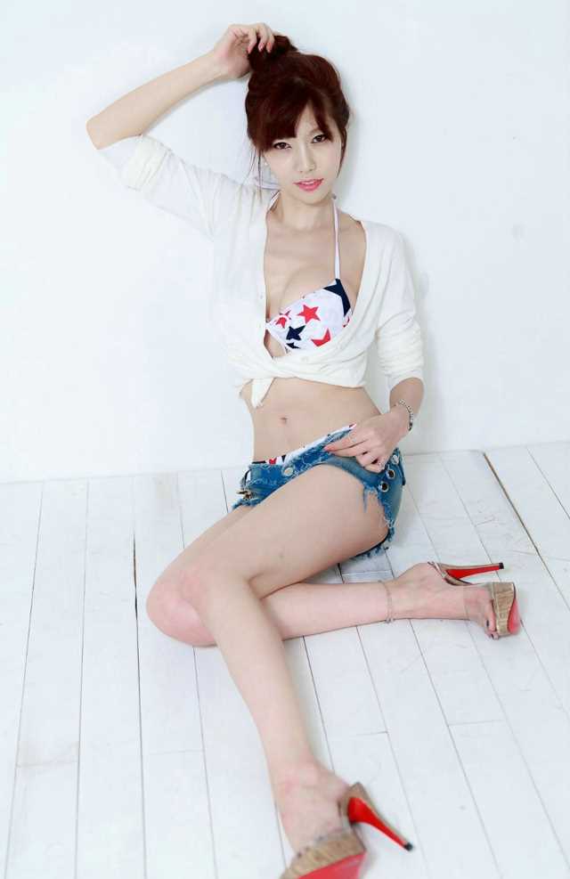 最新韩国甜美女神衬衫挡不住图集