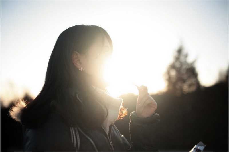 高清温柔长发美少女笑容甜美户外图集