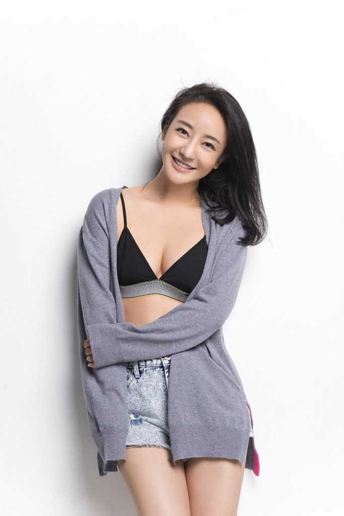 最新姜雨辰甜美笑容性感比基尼壁纸