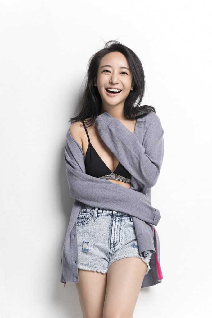 最新姜雨辰甜美笑容性感比基尼壁纸