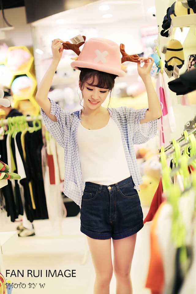 精选甜美女生抱乔巴拍展迷人笑容图册