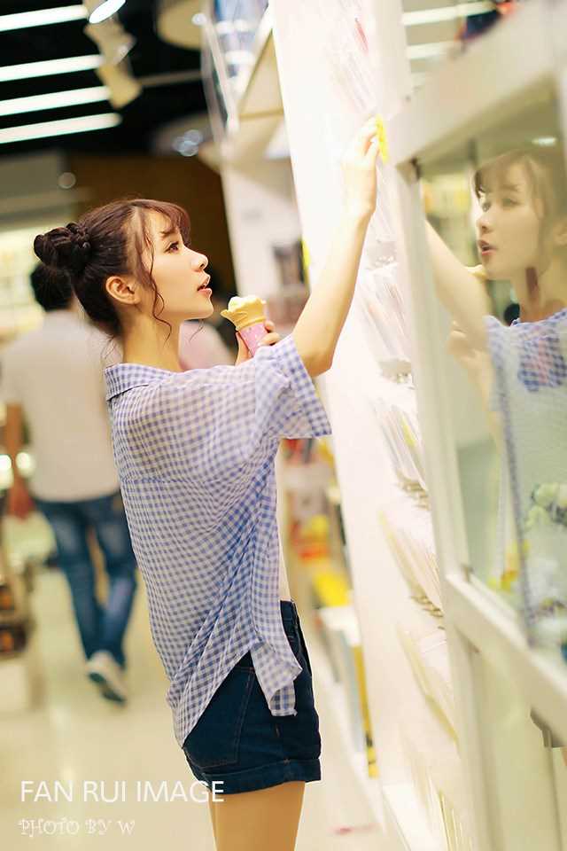 精选甜美女生抱乔巴拍展迷人笑容图册