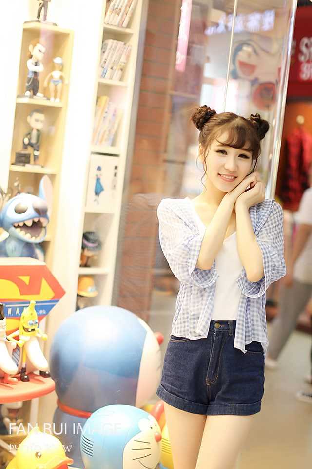 精选甜美女生抱乔巴拍展迷人笑容图册