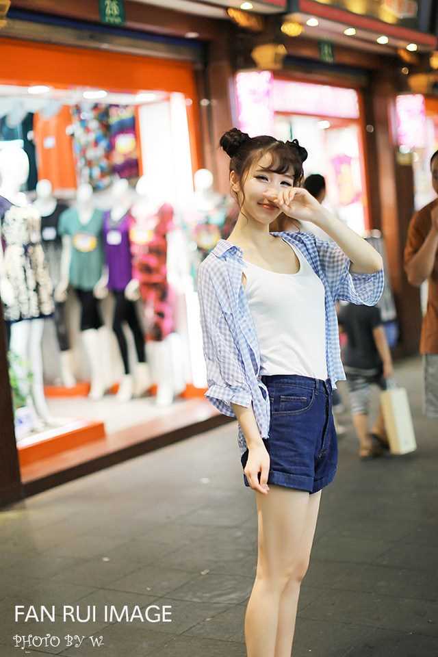 精选甜美女生抱乔巴拍展迷人笑容图册