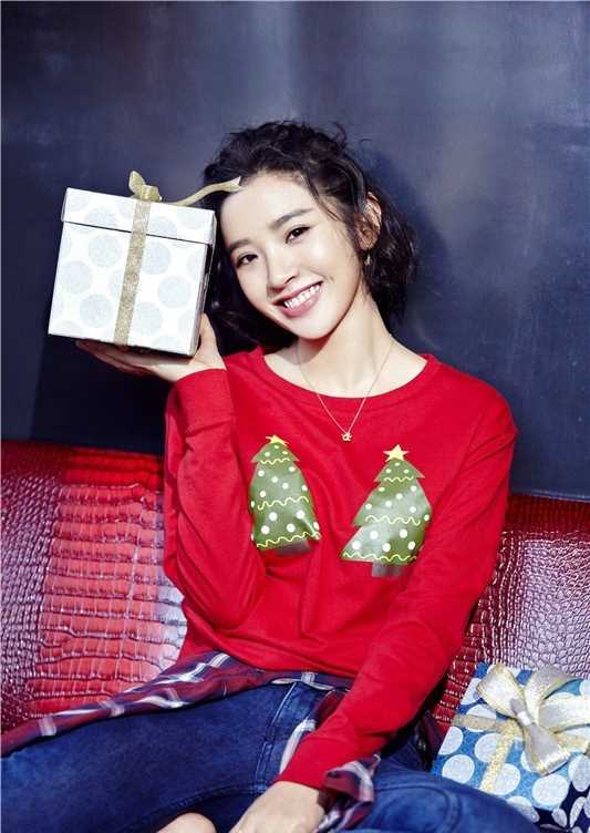 唐艺昕最新圣诞展甜美女孩范