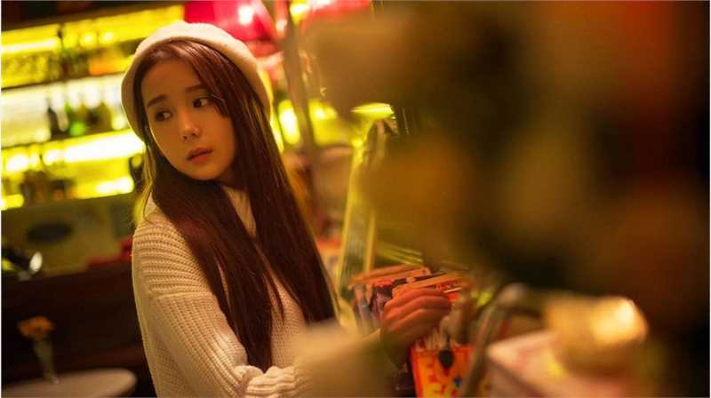 咖啡馆甜美女孩纯白系大片