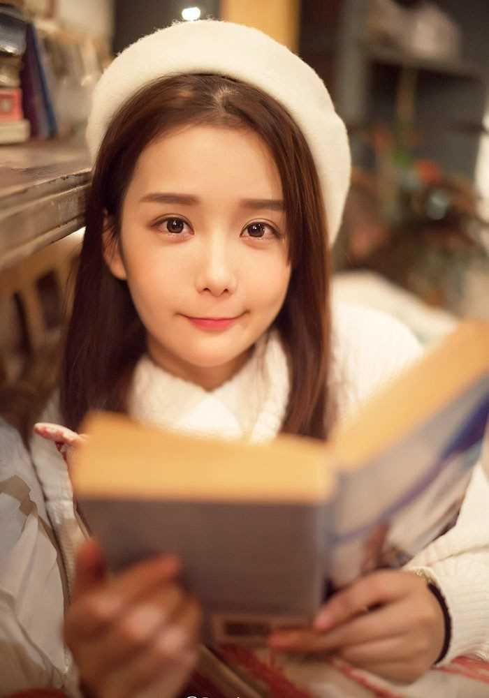 咖啡馆甜美女孩纯白系大片