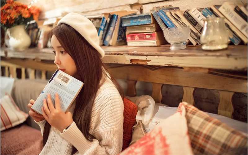 咖啡馆甜美女孩纯白系大片