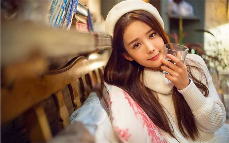 咖啡馆甜美女孩纯白系大片