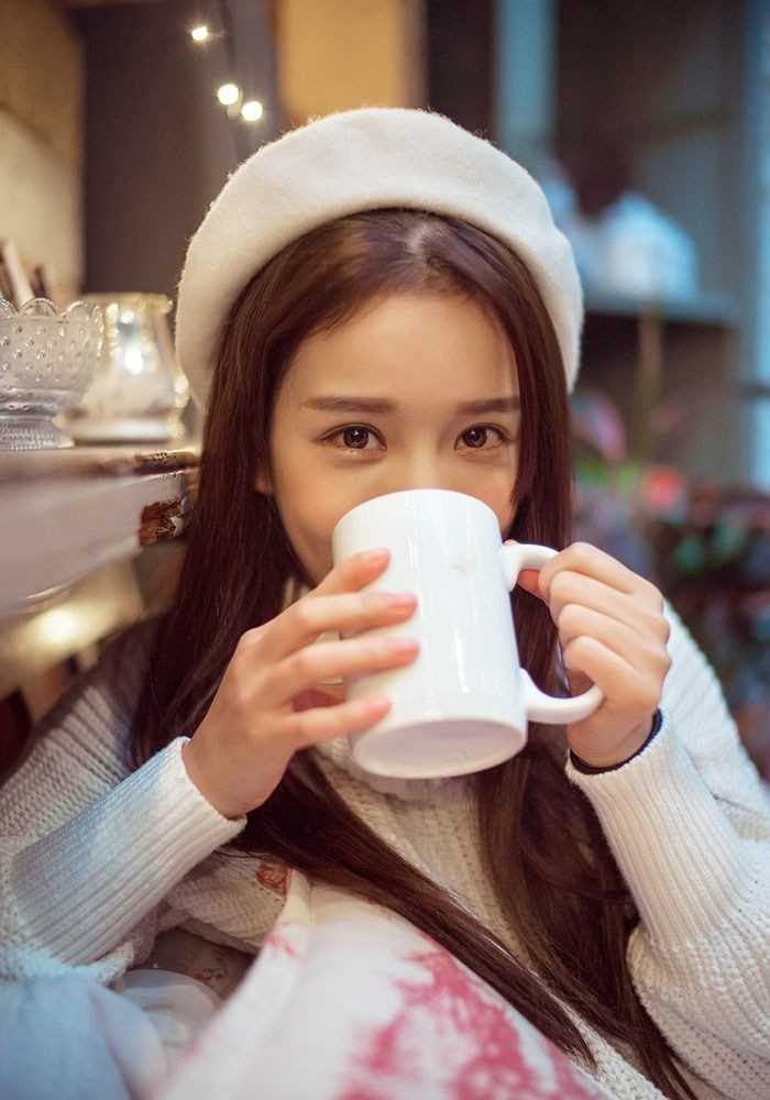 咖啡馆甜美女孩纯白系大片