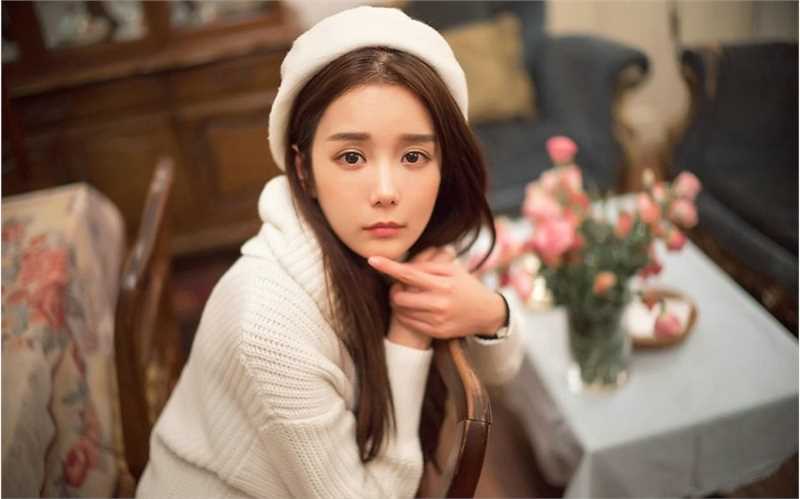 咖啡馆甜美女孩纯白系大片