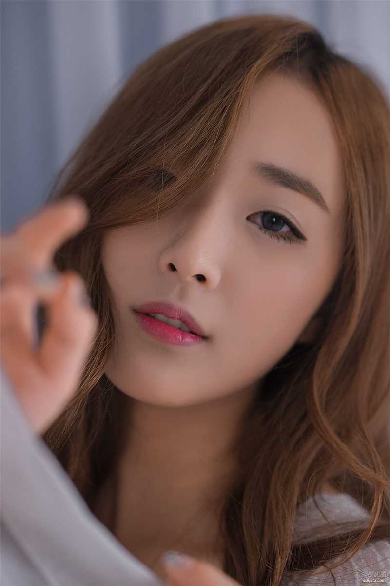 韩国歌手方敏雅甜美可人美照