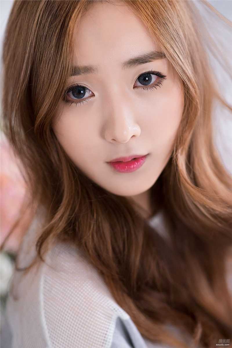 韩国歌手方敏雅甜美可人美照