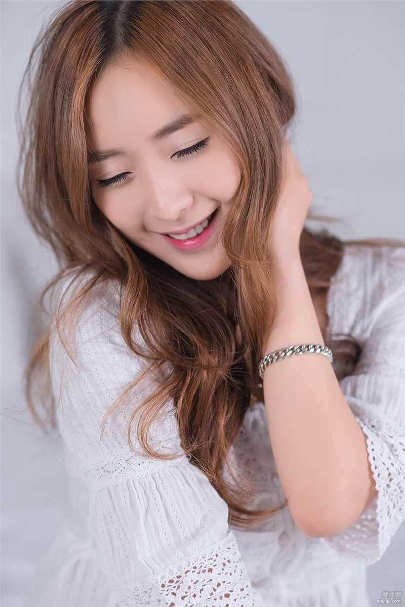 韩国歌手方敏雅甜美可人美照