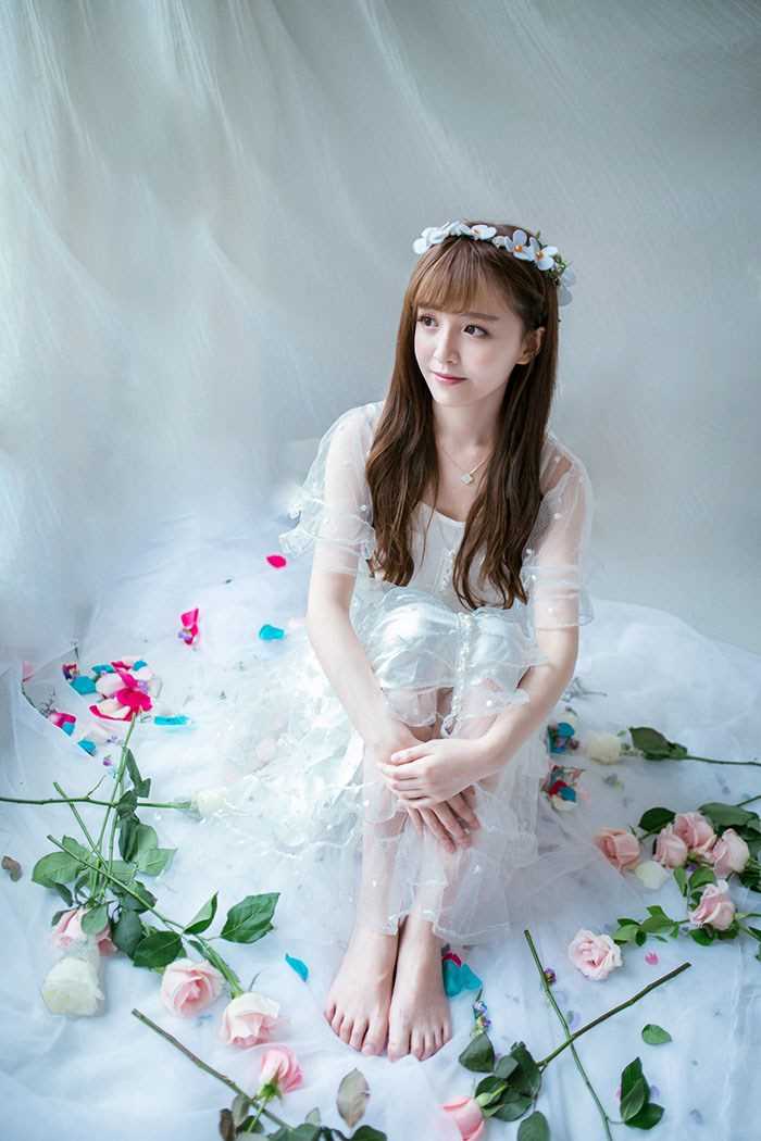 优质甜美女孩室内唯美清丽动人图片