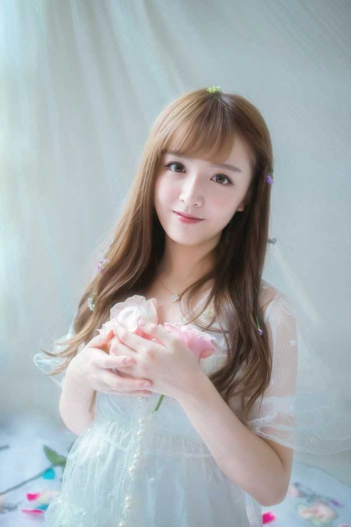 优质甜美女孩室内唯美清丽动人图片